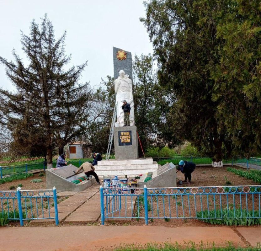 В Скадовском округе проходя плановые работы по благоустройству памятников