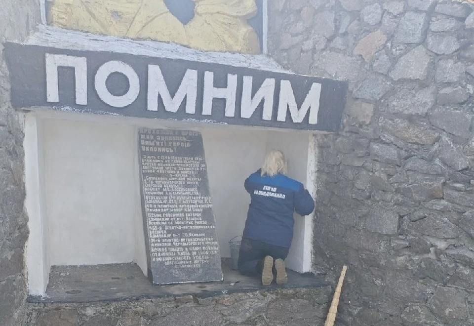 В Голопристанском округе благоустроили памятник погибшим советским воинам