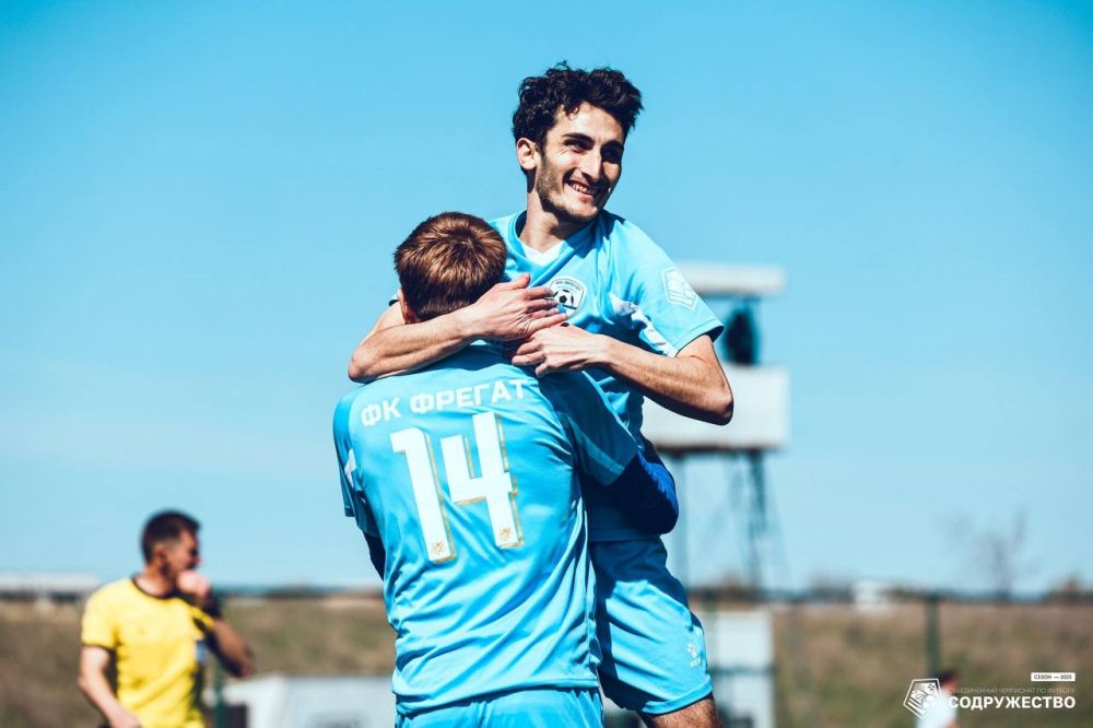 Десятка фотографий с первого тайма уже в альбоме!