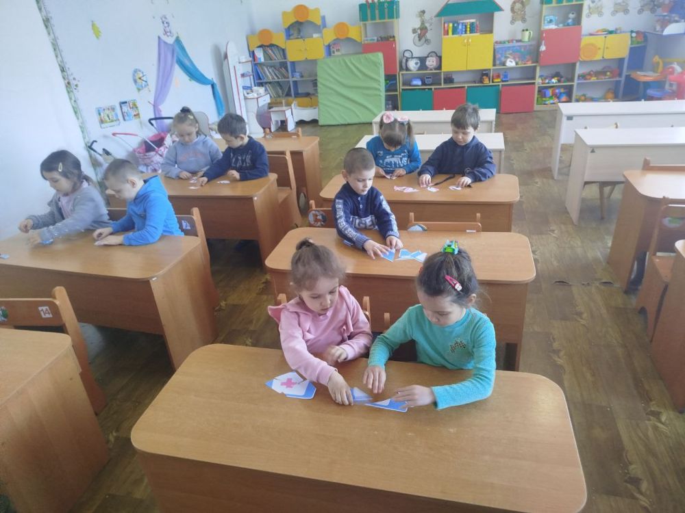 "В мире дорожных знаков".. Мы живем в сельской местности, где нет трамваев, троллейбусов и нет большого движения. Но и у нас нельзя забывать о правилах правильного поведения на дорогах! Сегодня,в Рубановском детском саду...