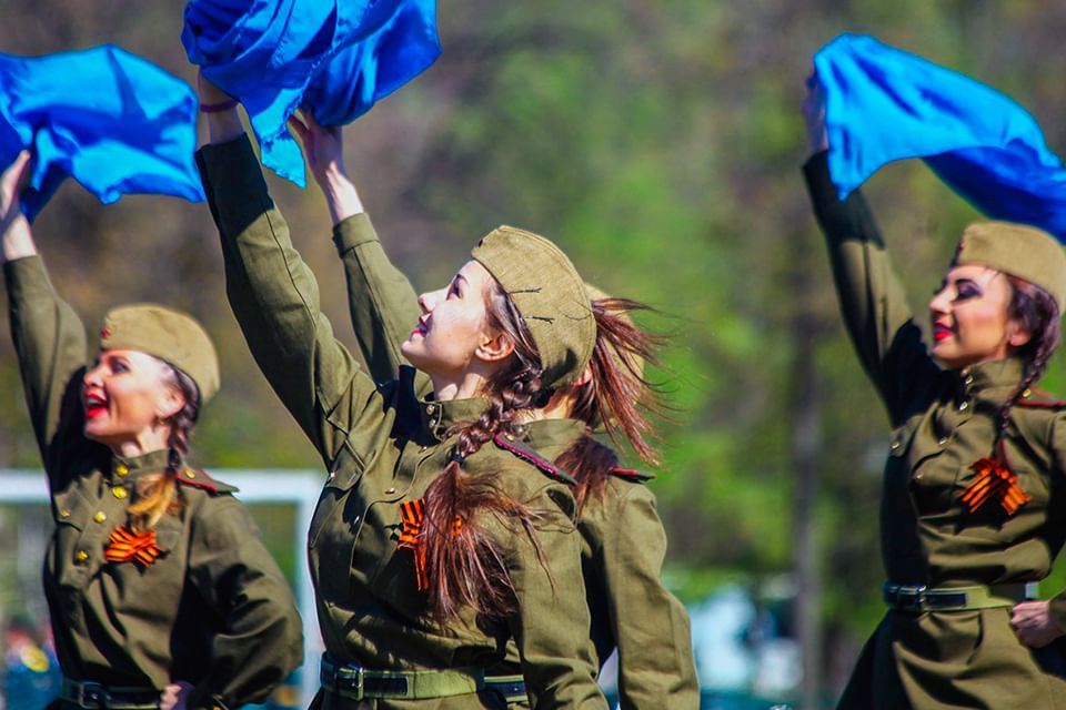 Кадеты из Скадовска участвуют во флешмобе «Синий платочек»