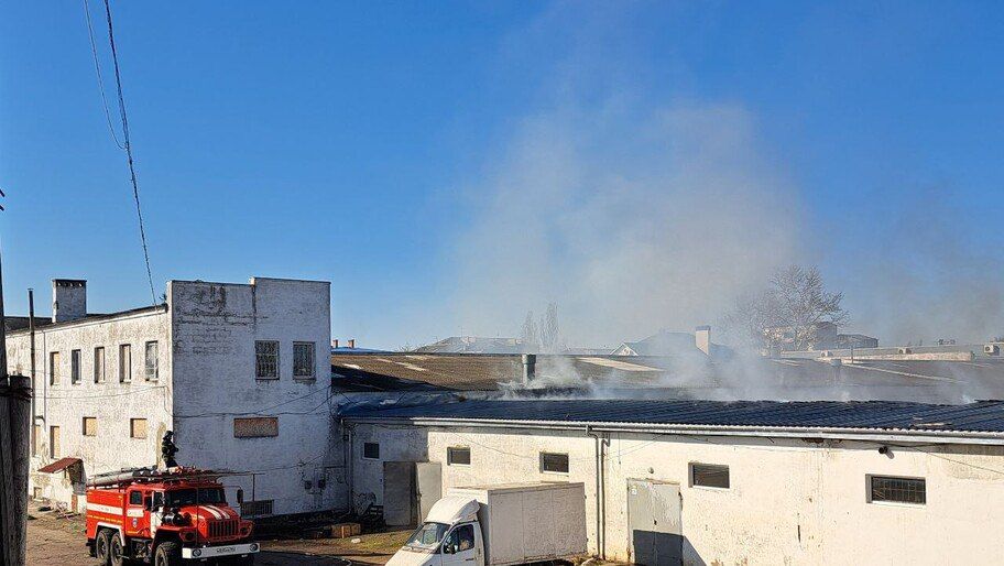 Пострадавших при атаке ВФУ на оптовую базу в Новой Каховке нет, работают пожарные