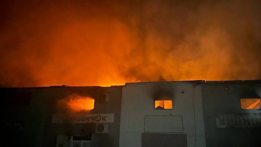 Оптовая база горит в Новой Каховке из-за обстрела ВФУ