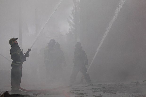 В Новой Каховке загорелась оптовая база после обстрела ВСУ