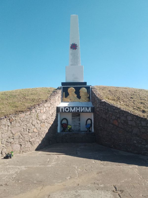 В преддверии 80-летия Победы сотрудники ГУП ХО «ОБЛВОДОКАНАЛ» привели в порядок памятник погибшим советским воинам возле села Чулаковка