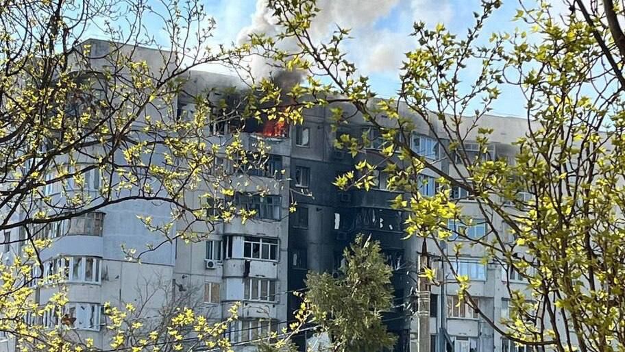 Девятиэтажный дом загорелся в Алешках после атаки дронов ВСУ