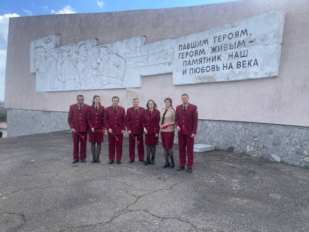 В октябре 1941 года фашистские войска рвались в Крым, наступали в районе Перекопа, Чонгара и Арабатской стрелки