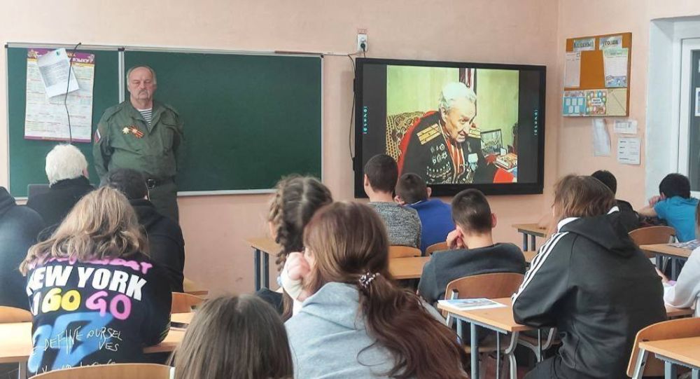 Казаки Чулаковского хутора провели патриотический урок в Новософиевской школе Голопристанского округа