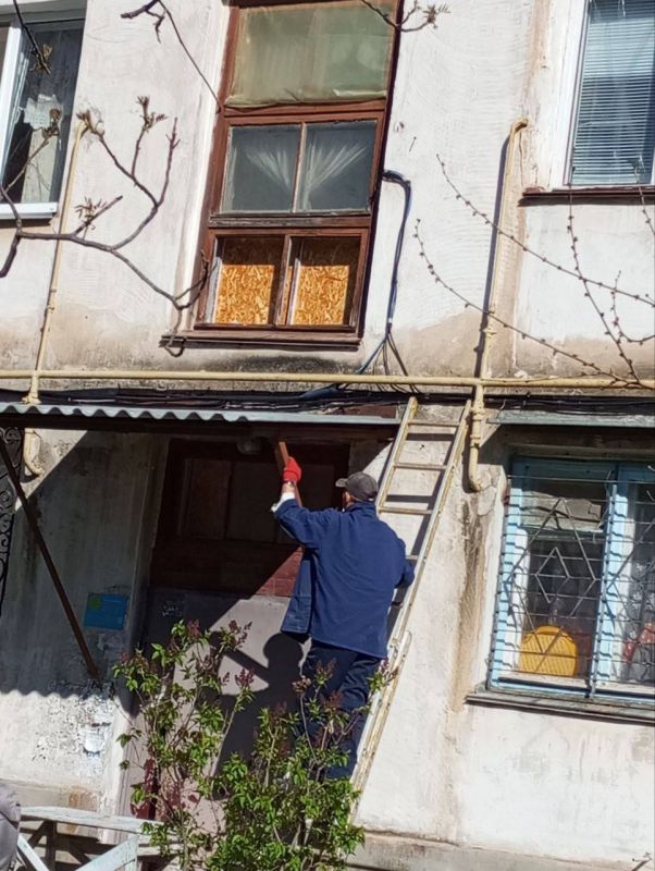 Виталий Гура: С заботой о каждом жителе! В многоквартирном доме в Новой Каховке отремонтировали навес над подъездом