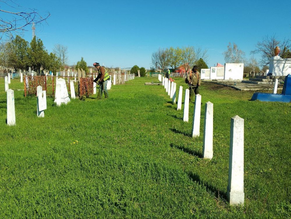 В селе Ровное работники МКУ «Горжилстрой» наводят порядок на местном кладбище, где похоронены неизвестные солдаты и ветераны Великой Отечественной войны