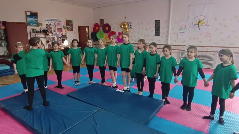 Участники студии «Фея» в Скадовске получили футболки и маты для тренировок