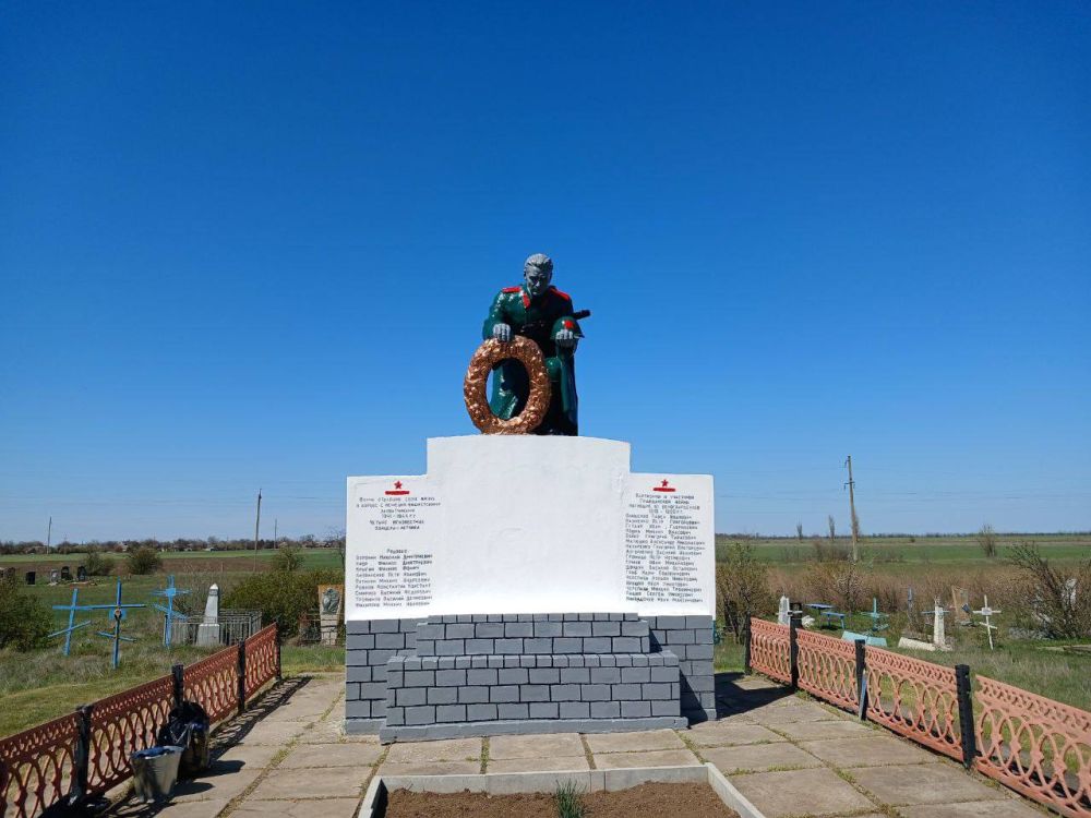 В Ивановке школьники и сотрудники территориальной избирательной комиссии благоустроили памятник Великой Отечественной войны