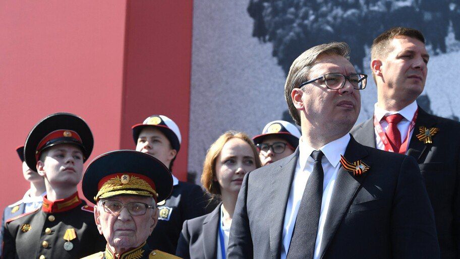 Политолог: требования Еврокомиссии ставят президента Сербии перед сложным выбором 9 мая