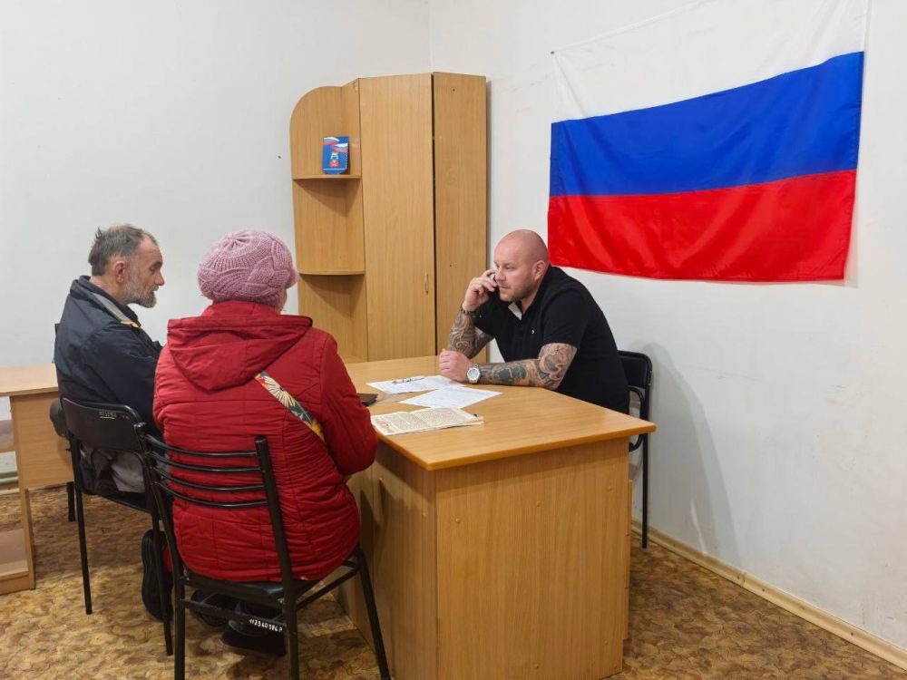 Сегодня прием граждан в приемной Каховского Совета депутатов проводил депутат от партии «Единая Россия» Виталий Кравченко