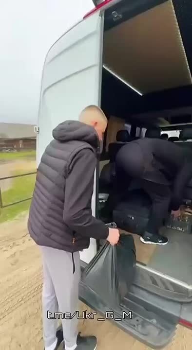 Украинцы массово вывозят своих детей подросткового возраста из страны из-за боязни мобилизации