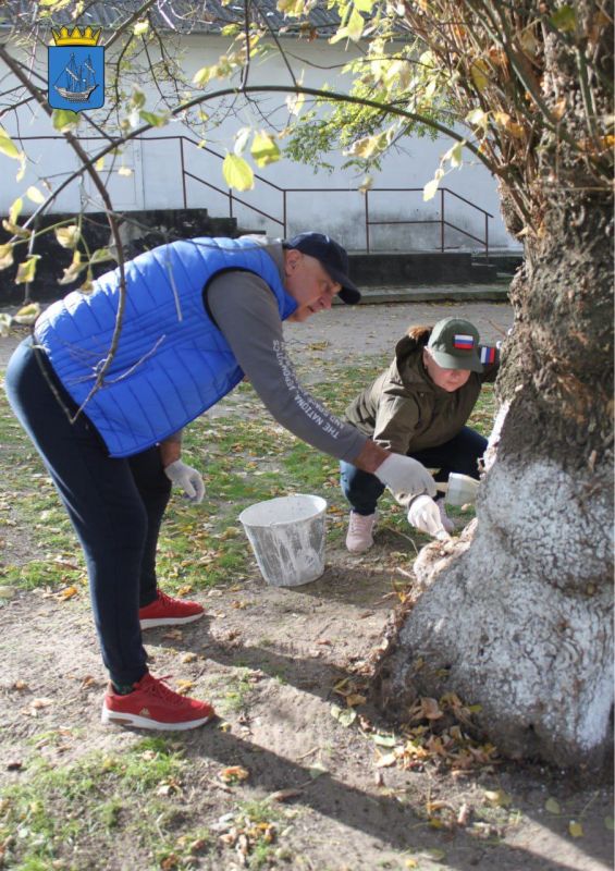В Великих Копанях сотрудники Администрации также провели большой субботник, в котором принял участие и.о. главы Алешкинского муниципального округа