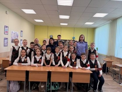 Офицеры СК России провели патриотическое занятие с учениками школы в Херсонской области