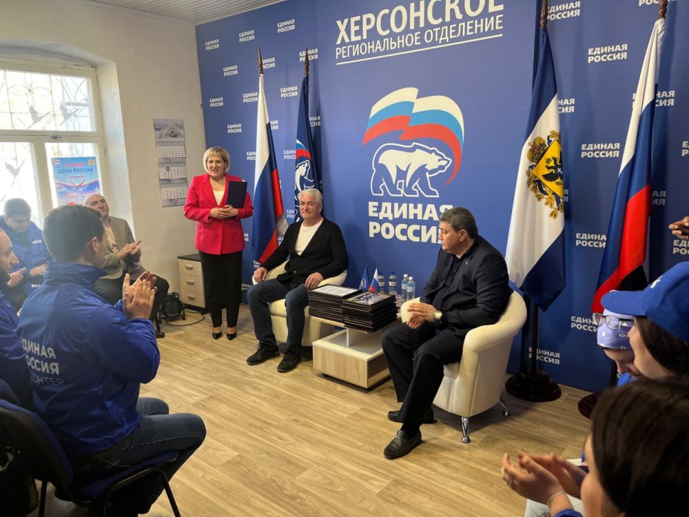 Волонтеров «Единой России» из Херсонской области за участие в ликвидации последствий разлива нефтепродуктов в Краснодарском крае наградили благодарностями