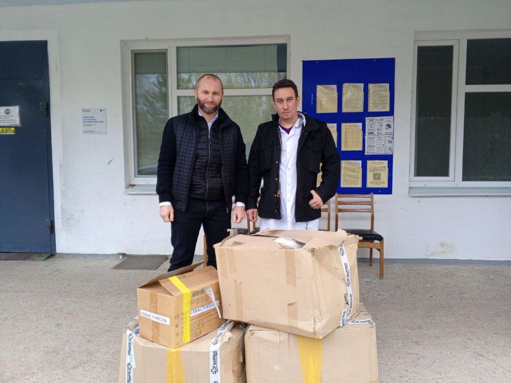 Администрация Каховского МО передала медицинские халаты и перчатки в Каховскую больницу