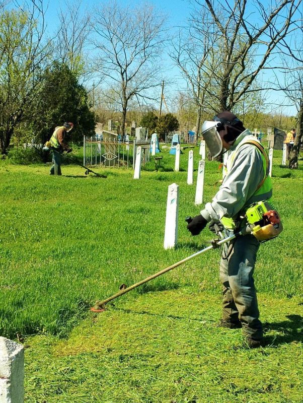 В селе Ровное работники МКУ «Горжилстрой» наводят порядок на местном кладбище