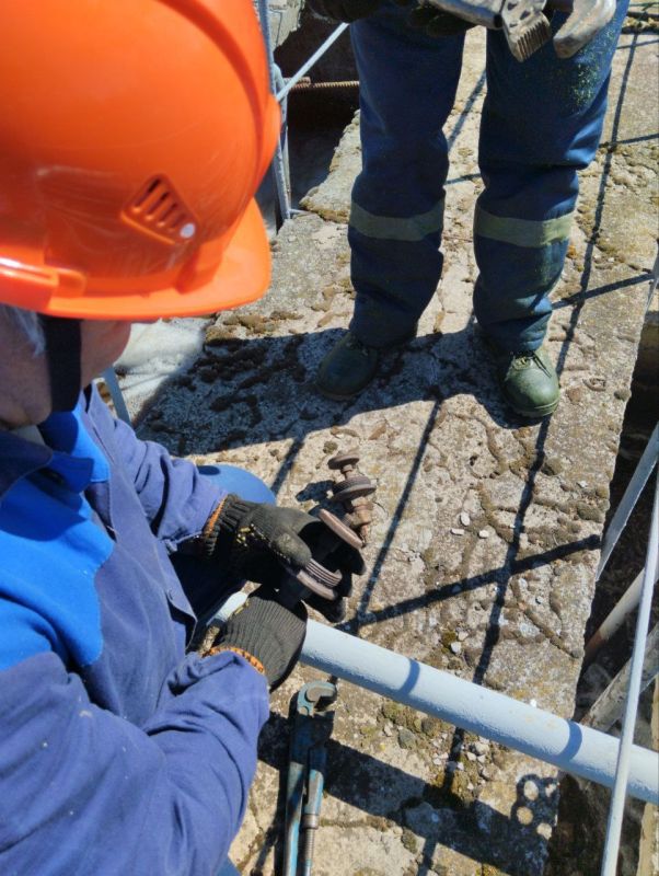 Специалисты Каховского ТПУ продолжают активно работать над обслуживанием и ремонтом объектов коммунальной инфраструктуры