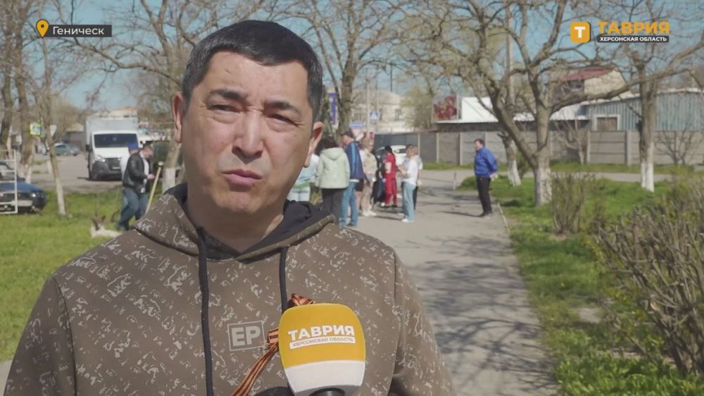 В Геническе благоустроили территорию вокруг памятника Великой Отечественной войны