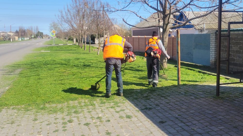 Сотрудники МБУ «Джарылгач» ежедневно проводят уборочные работы и покос травы на территории пгт Лазурное