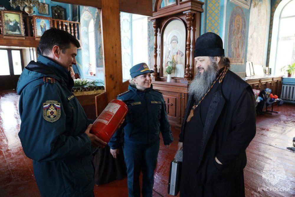 Пасха без опасности. В преддверии одного из самых значимых христианских праздников сотрудники МЧС России провели профилактический рейд по информированию прихожан и служителей церквей Херсонской области о мерах пожарной...