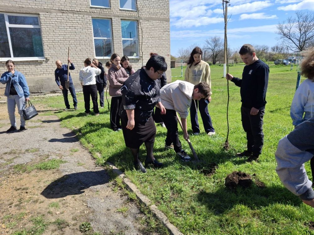 Сегодня в ГБОУ ХО «Ольгинская школа Горностаевского района» состоялся трудовой десант в честь 80-летия Великой Победы