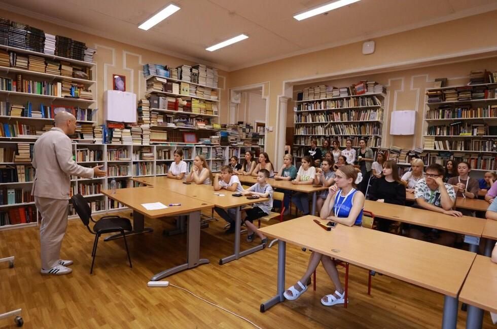 Экскурсии, лекции и вечеринки