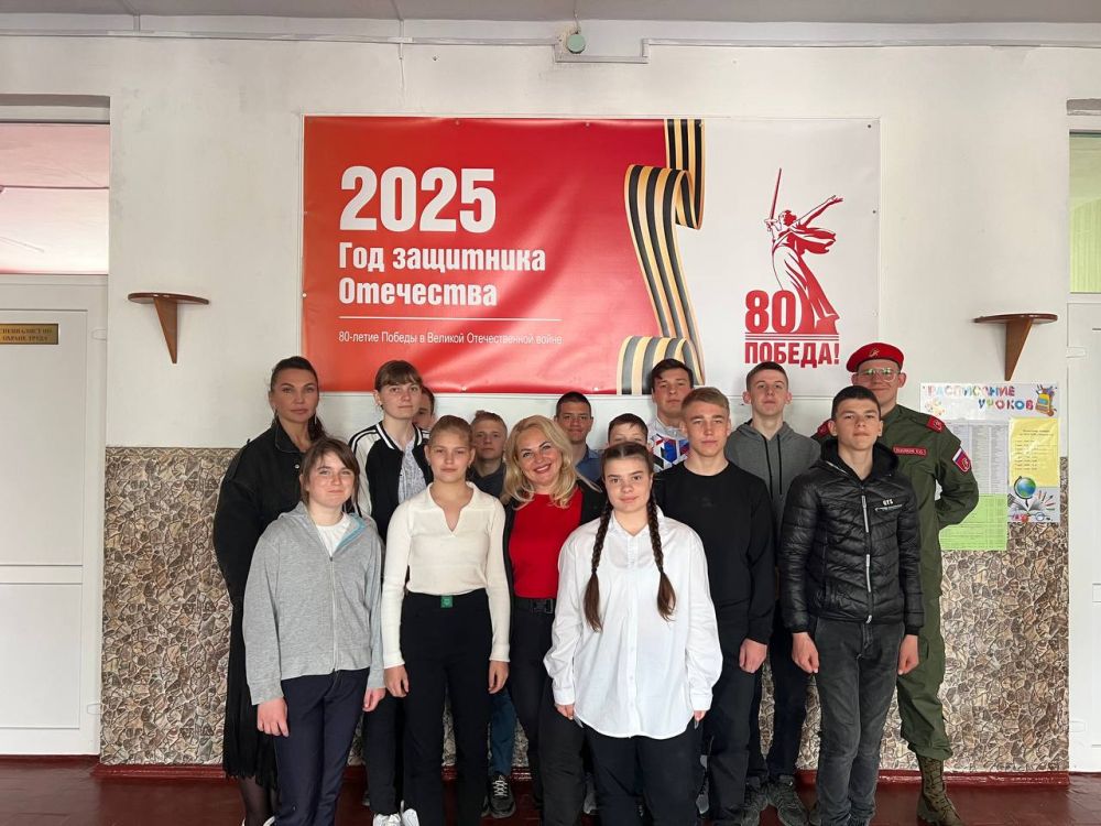 АНО «Молодежный центр «Патриот» при поддержке ГАУ ХО «Дом молодёжи» провели для обучающихся школы села Бехтеры, мастер-классы по строевой подготовке и сборке-разборке макета автомата Калашникова