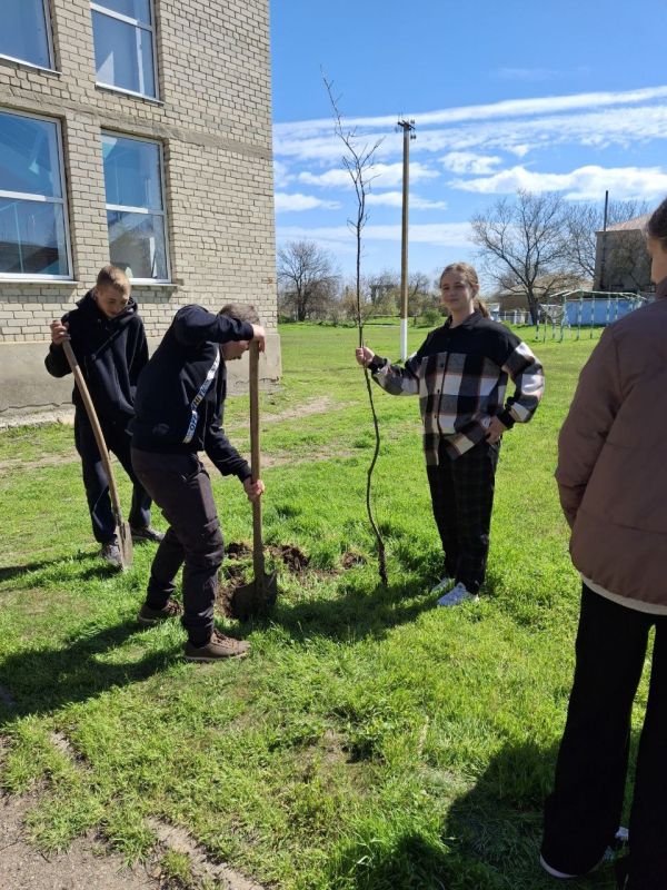 В Ольгинской школе Горностаевского округа состоялся "Трудовой десант" в честь 80-летия Великой Победы