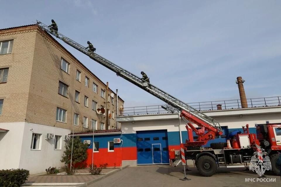 Херсонские пожарные отрабатывают спасение граждан с верхних этажей домов