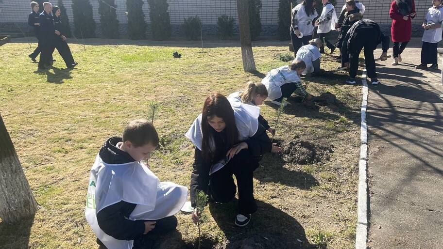 Сотрудники парка «Алешковские пески» высадили 40 деревьев в Скадовском округе