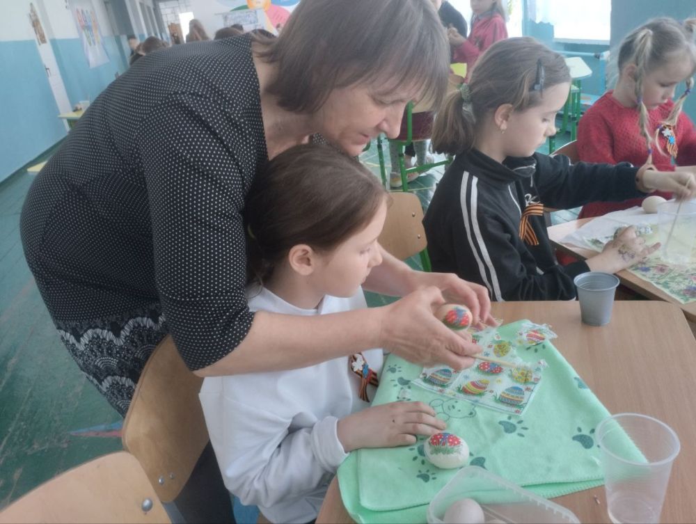 В Рубановской школе прошел масстер-класс по изготовлению пасхальных яиц в технике декупаж
