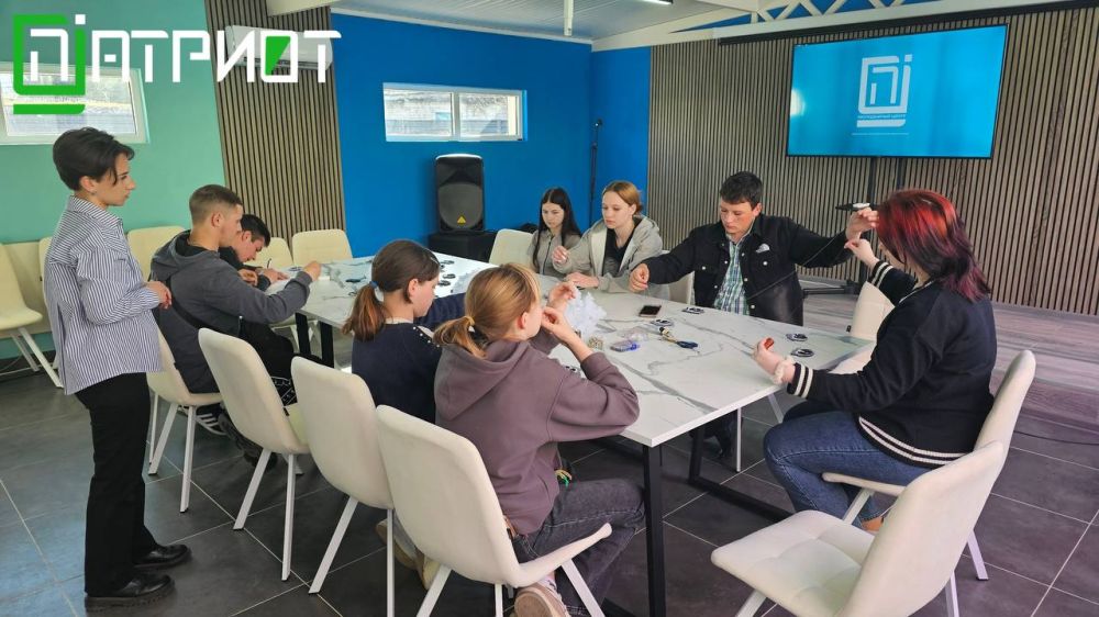 А ПУШИСТЫЙ-ТО КАКОЙ!. А ещё мужественный, немного фетровый и очень добрый - всё это можно сказать о брелоке-обереге для военнослужащих, который изготавливался учащимися общеобразовательных школ Голопристанского...