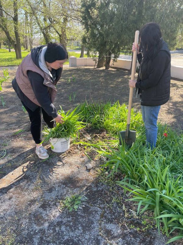 Работники культуры Скадовска: чистота и порядок к юбилею Победы