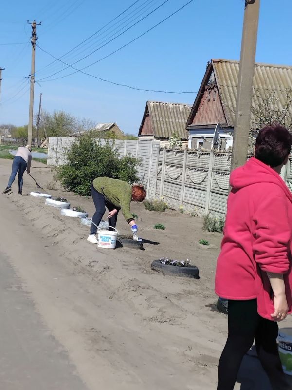 Чистота — дело общее. 17 апреля 2025 года сотрудники ГБУ ХО «Новотроицкий КЦСОН» доказали, что чистота — это не просто слово, а дело рук