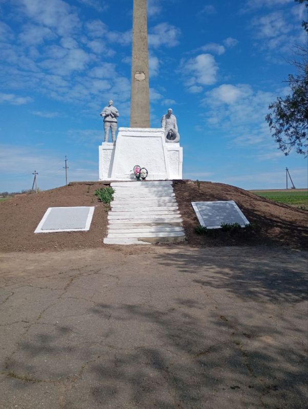 ГУП ХО «ОБЛВОДОКАНАЛ» привел в порядок мемориал на братской могиле в Верхнем Рогачике
