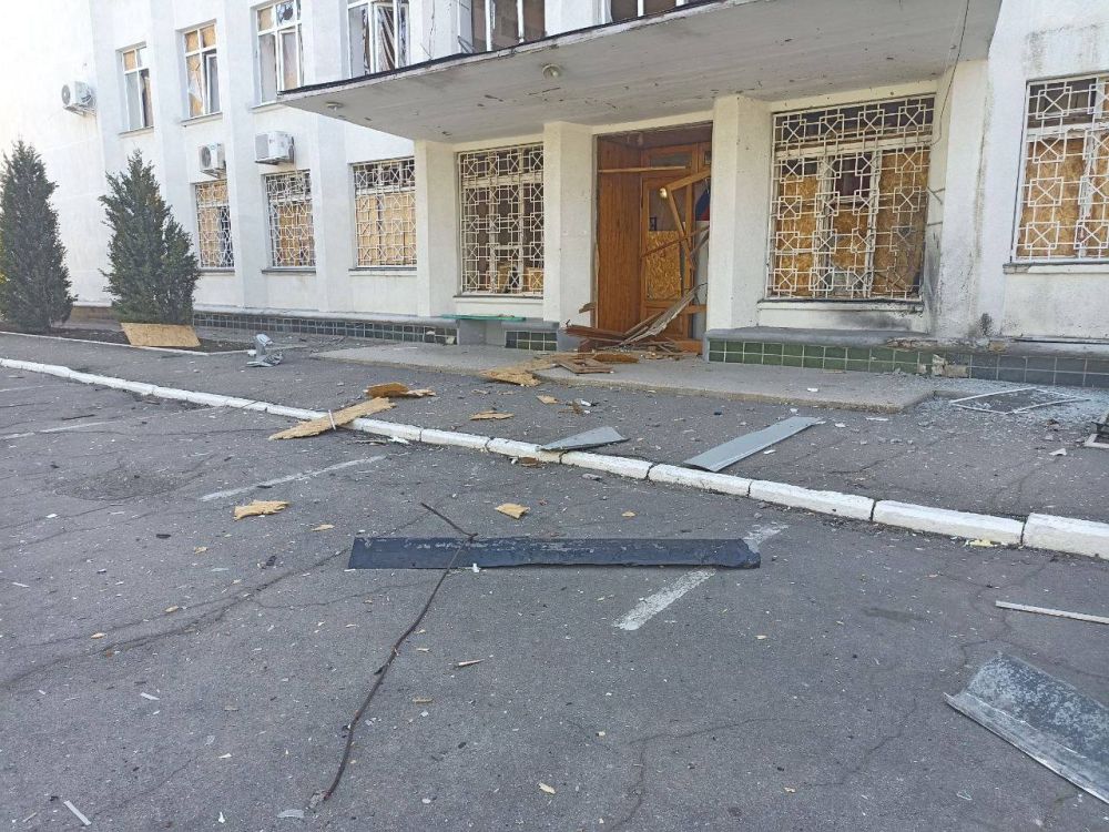 Боевики ВСУ сбросили боеприпас с БпЛА на здание Администрации Новокаховского округа