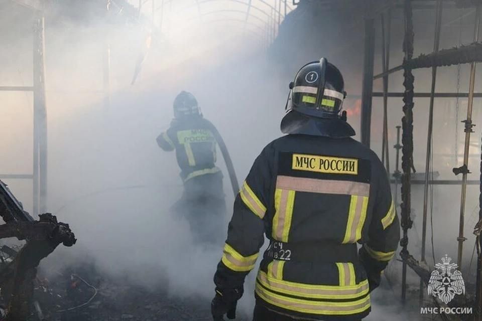 Херсонские спасатели ликвидировали пожар на рынке в Геническе