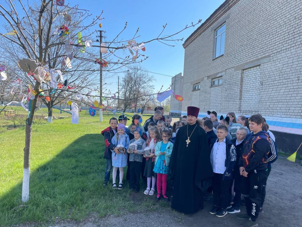 Ученики Нижнеторгаивской школы в преддверии Пасхи украсили дерево