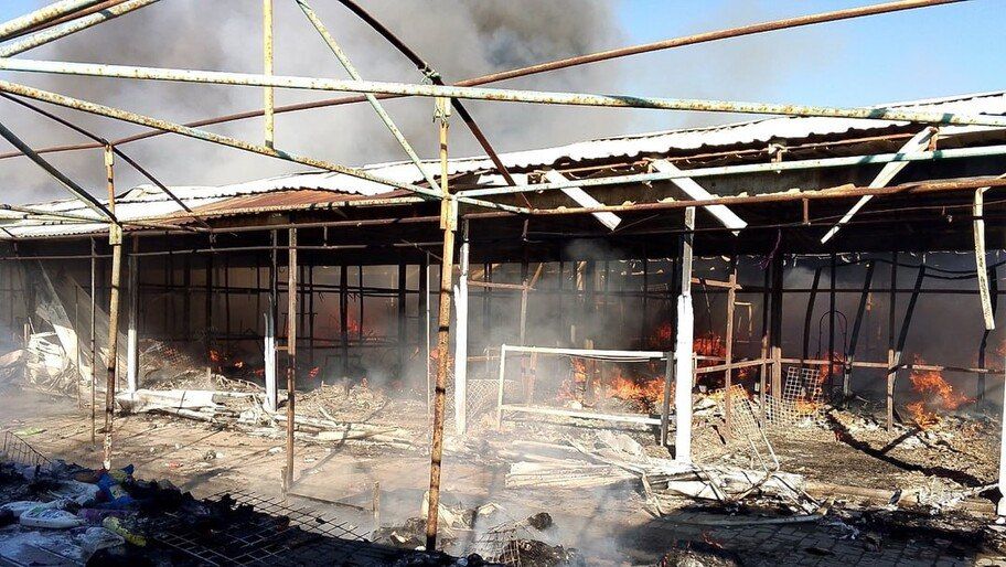 Появились новые фото и подробности о пожаре на Центральном рынке в Геническе