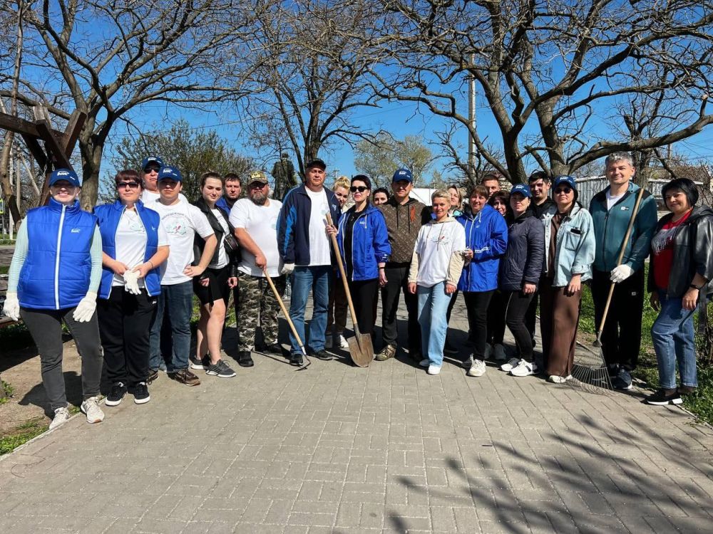 Сотрудники Министерства образования и науки приняли участие в субботнике по благоустройству территории