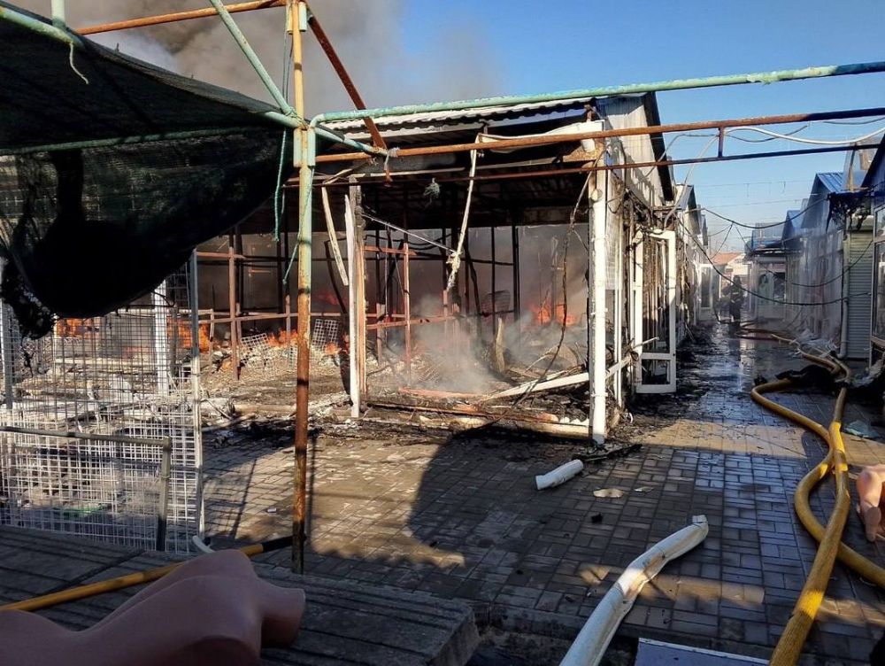 В Геническе произошел пожар на центральном рынке