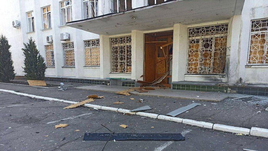 В результате атаки дрона ВСУ повреждено здание администрации Новой Каховки