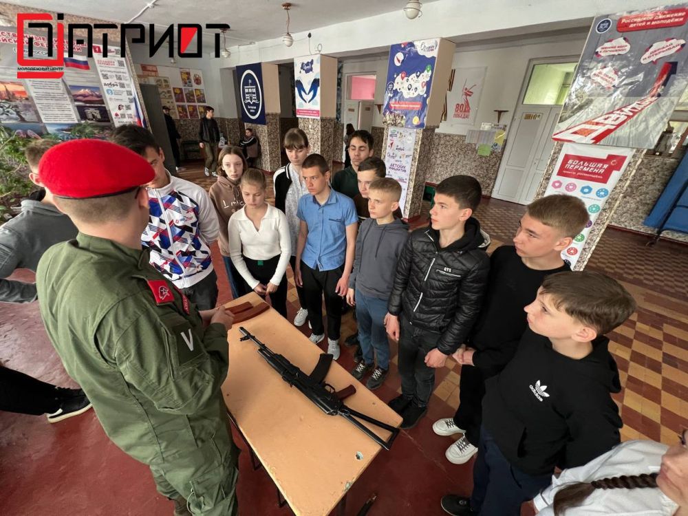 Так держать!. На базе Бехтерской школы Голопристанского муниципального округа состоялось занятие в рамках мастер-класса «Так держать!», организованное сотрудниками отдела патриотического воспитания и допризывной подготовки...