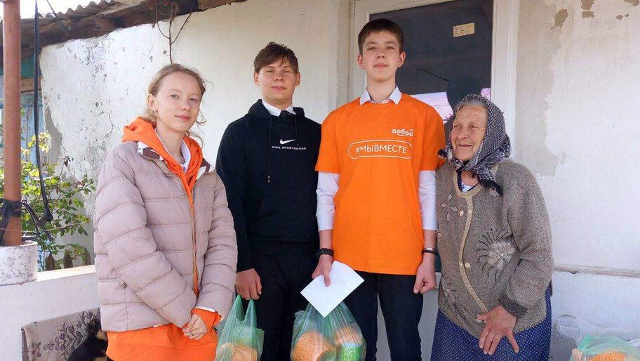 В Приморском школьники поздравили детей войны с Пасхой