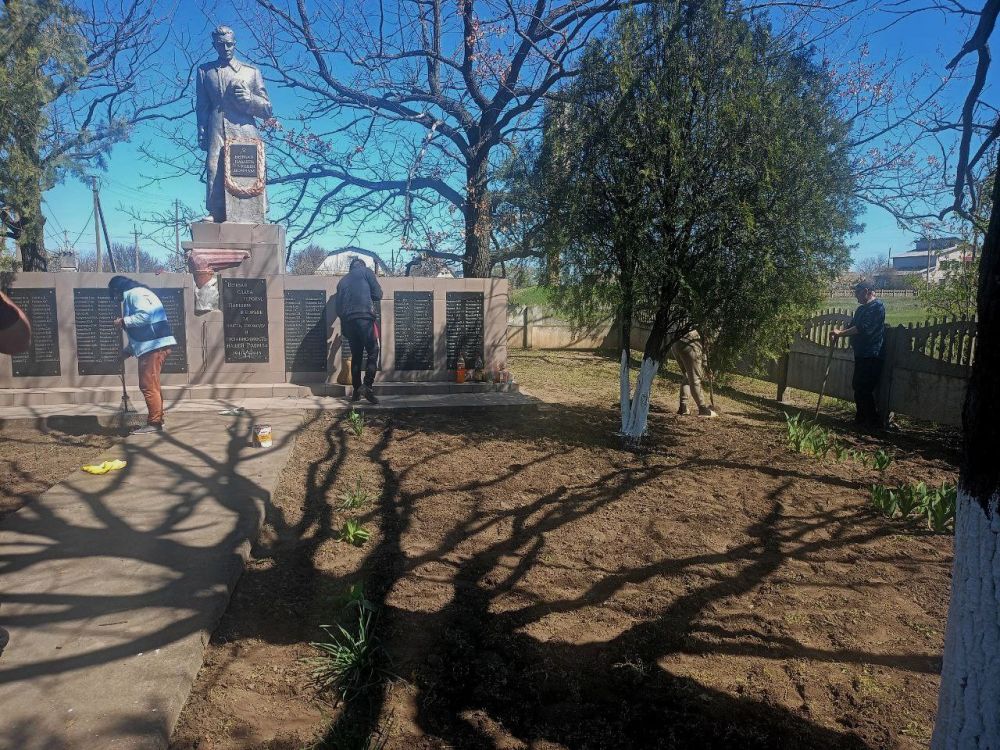 Сотрудники Каховского ТПУ приняли участие во Всероссийской акции, посвященной благоустройству памятников Великой Отечественной Войны в селе Красный Перекоп