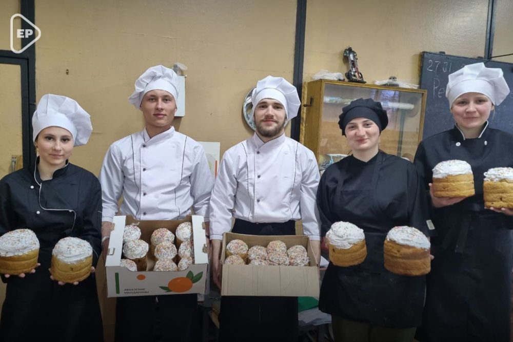 Накануне Православной Пасхи волонтеры «Единой России» передали праздничные куличи в многодетные семьи, пенсионерам и участникам СВО